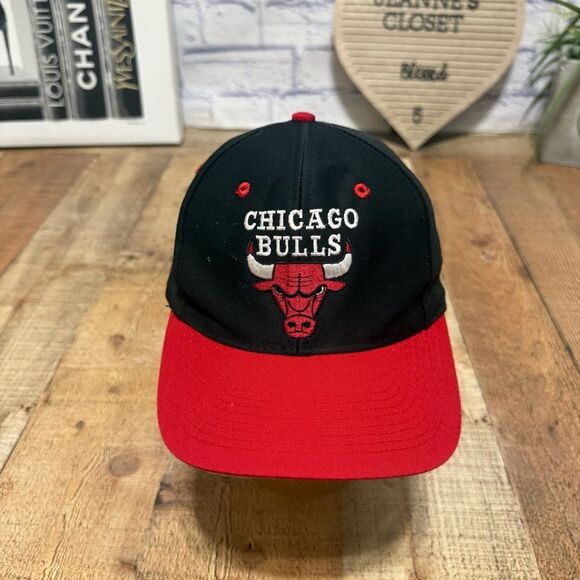 RARE - Vintage - Logo 7 - Chicago Bulls- Black & Red Snapback Hat With Flaw - Picture 1 of 11